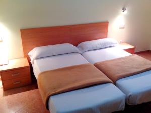 Una habitación de hotel con dos camas y dos lámparas. en Hotel RC Ramon y Cajal, en Cuenca