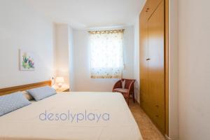 een kleine slaapkamer met een bed en een raam bij desolyplaya Galicia in Oropesa del Mar