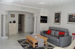 sala de estar con sofá y mesa de centro en White Pearl Beach - Elviria Playa en Marbella