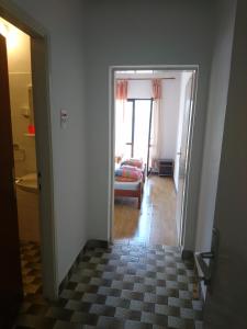 un pasillo con una puerta que conduce a una sala de estar en Seaside apartments and rooms, en Kotor