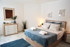 Posteľ alebo postele v izbe v ubytovaní Homely Málaga Don Cristian con Parking privado + 37 fotografií