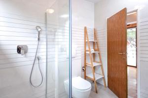 Koupelna v ubytování Apartmani Nivia + 37 fotografií