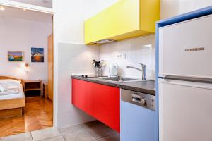 Kuchyň nebo kuchyňský kout v ubytování Apartmani Nivia