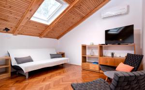 TV a/nebo společenská místnost v ubytování Apartmani Nivia