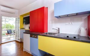 Kuchyň nebo kuchyňský kout v ubytování Apartmani Nivia