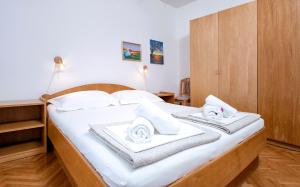 Postel nebo postele na pokoji v ubytování Apartmani Nivia