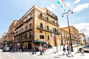 Un gruppo di persone che attraversa una strada in una città di Vista Cattedrale a Palermo