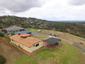 Uma vista aérea de Family 3 Bedroom Rural Home on top of Chandlers Hill 2km to Wineries