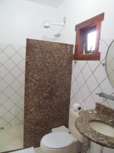 a bathroom with a toilet and a sink at Pousada da Paz in Itacaré