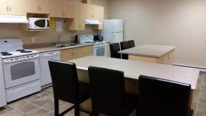 Virtuvė arba virtuvėlė apgyvendinimo įstaigoje Riverview Suites