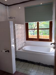 Et badeværelse på Ubud Lestari Bungalows