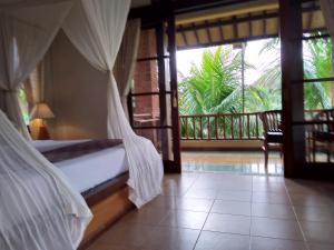 Postel nebo postele na pokoji v ubytování Ubud Lestari Bungalows + 37 fotografií