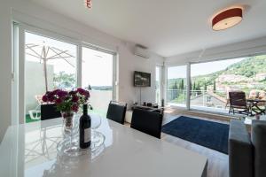 Μια τηλεόραση ή/και κέντρο ψυχαγωγίας στο De Luxe Apartment Mediteran 2****