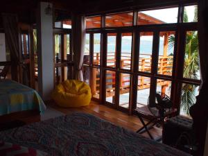 Postel nebo postele na pokoji v ubytování Villa Naatang Bohol Beach House 1