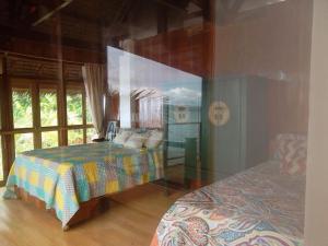 Een bed of bedden in een kamer bij Villa Naatang Bohol Beach House 1