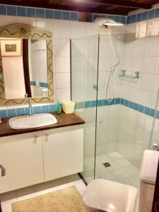 une salle de bains avec douche, lavabo et toilettes dans l'établissement Vilarejo Do Farol, Praia do Forte, à Praia do Forte 26 autres photos