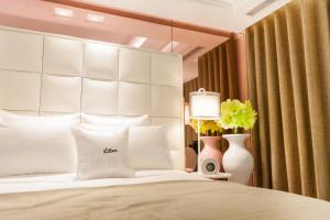 Tempat tidur dalam kamar di Six Star Motel-Taoyuan