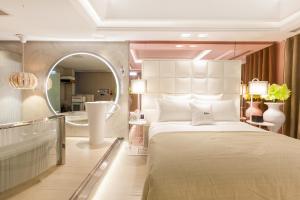 a bedroom with a large bed and a bathroom at Six Star Motel-Taoyuan in Taoyuan