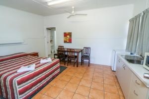 ein Wohnzimmer mit einem Sofa und einem Tisch in der Unterkunft Miriam Vale Motel in Miriam Vale