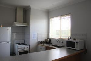 A kitchen or kitchenette at Golden Rivers Holiday Apartments