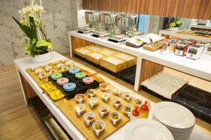 - un plateau de nourriture sur une table dans un restaurant dans l'établissement Six Star Motel-Taoyuan, à Taoyuan