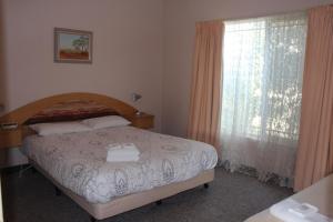 A bed or beds in a room at Golden Rivers Holiday Apartments