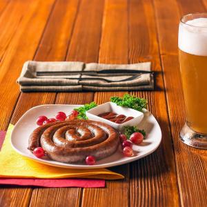 eine Platte Essen mit einer Brezel und einem Glas Bier in der Unterkunft Chebak RANCH in Tamchy