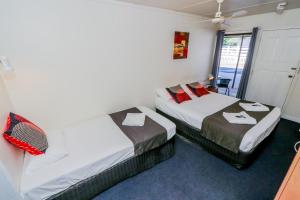 A bed or beds in a room at Miriam Vale Motel