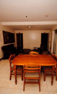 un soggiorno con tavolo e sedie in legno di Hotel 45 Extension a Baguio