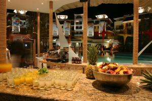 a bar with drinks and a bowl of fruit on a counter at Marina Cape Vacation Complex in Ravda