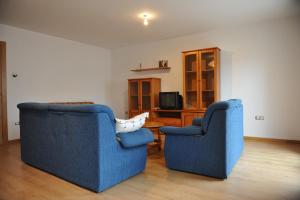 two blue chairs sitting in a living room at Apartamento Turístico La Casa del Gato in Azagra