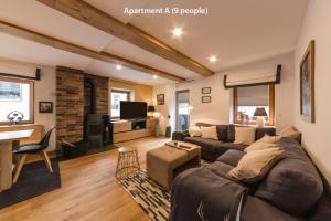 salon z kanapą i telewizorem w obiekcie Luxury Chalet Mallnitz w mieście Mallnitz