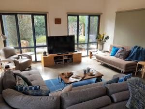 Χώρος καθιστικού στο Bay Breeze Beach Holiday Home
