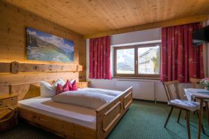 ケセンにあるPension Hüttwirtの木製の部屋にベッド1台が備わるベッドルーム1室があります。