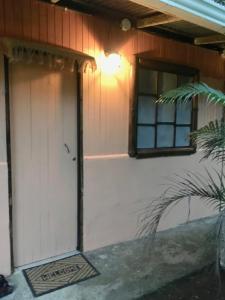 Edificio en el que se encuentra el hostal o pensión
