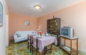 pokój z łóżkiem i stołem z telewizorem w obiekcie Apartments Rajko w Poreču