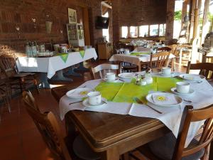 ein Esszimmer mit Tischen und Stühlen in einem Restaurant in der Unterkunft Gästehaus Bollig in Trittenheim