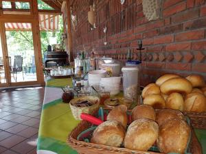 une table avec des paniers de pain dessus dans l'établissement Gästehaus Bollig, à Trittenheim