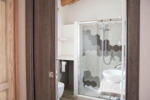een badkamer met een douche, een toilet en een wastafel bij Nacchinono in Olbia
