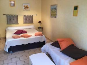 a bedroom with two beds in a room at Les Palettes in Salavas