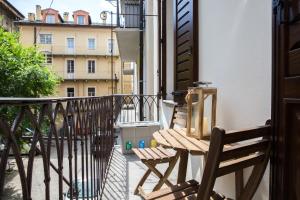 einen Balkon mit einer Bank und einem Gebäude in der Unterkunft StudiÒ Chanoux in Aosta