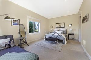 1 dormitorio con 1 cama y 1 mesa en Topiary Haven, en Launceston