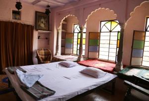 Postel nebo postele na pokoji v ubytování Haveli Uma Megh Tourist Guest House