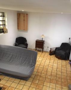 バニェール・ド・ビゴールにあるNacientoのベッド1台、椅子2脚、テーブルが備わる客室です。