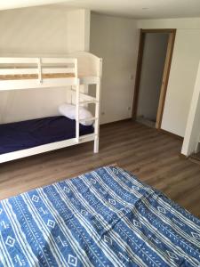 - une chambre avec deux lits superposés et un lit dans l'établissement Naciento, à Bagnères-de-Bigorre