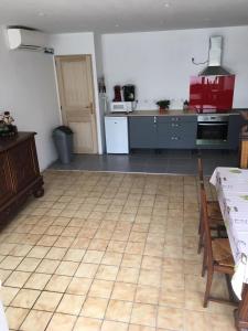 - une cuisine avec une table et un comptoir dans l'établissement Naciento, à Bagnères-de-Bigorre