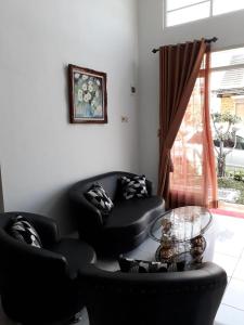 Area tempat duduk di Villa Puncak Garuda A5