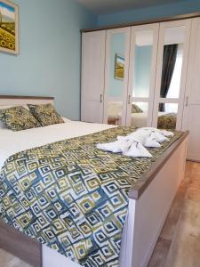 A bed or beds in a room at Sea Garden Delux