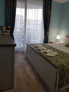 A bed or beds in a room at Sea Garden Delux Még 10 kép