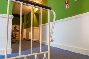 eine Tür in einem Zimmer mit grünen Wänden in der Unterkunft Hotel Bardolino in Bardolino